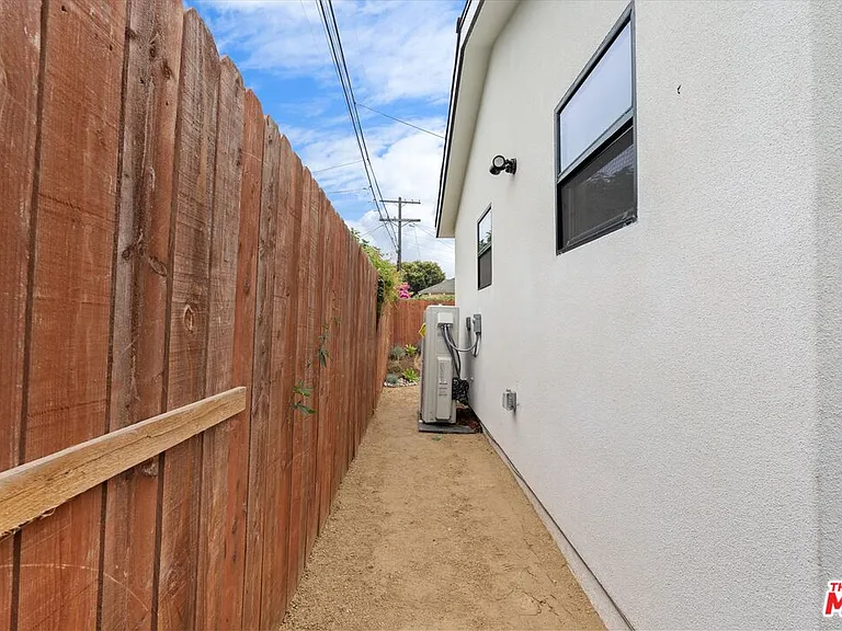 3792 1/2 Van Ness Ave — Photo 16