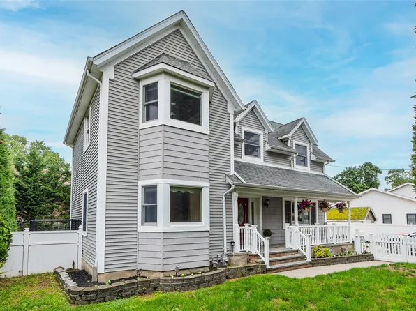 7 Cottage Place, Amityville, NY 11701