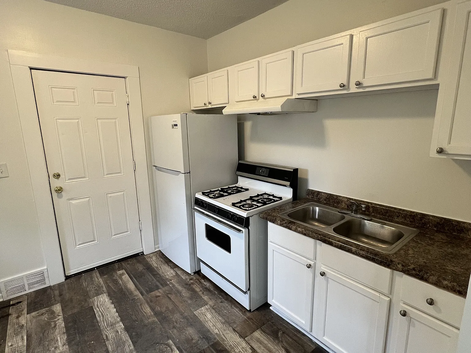 1146 Reaney Ave. E - Unit 1 — Photo 2