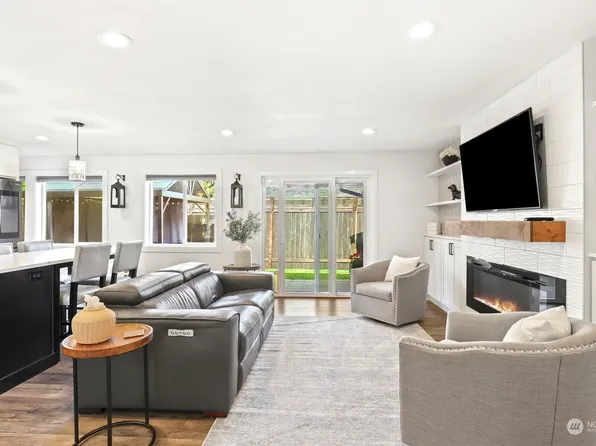 1716 E Pioneer #4, Puyallup, WA 98372