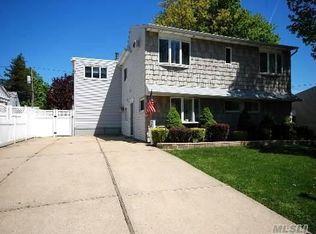 37 Gleaner Ln, Levittown, NY 11756