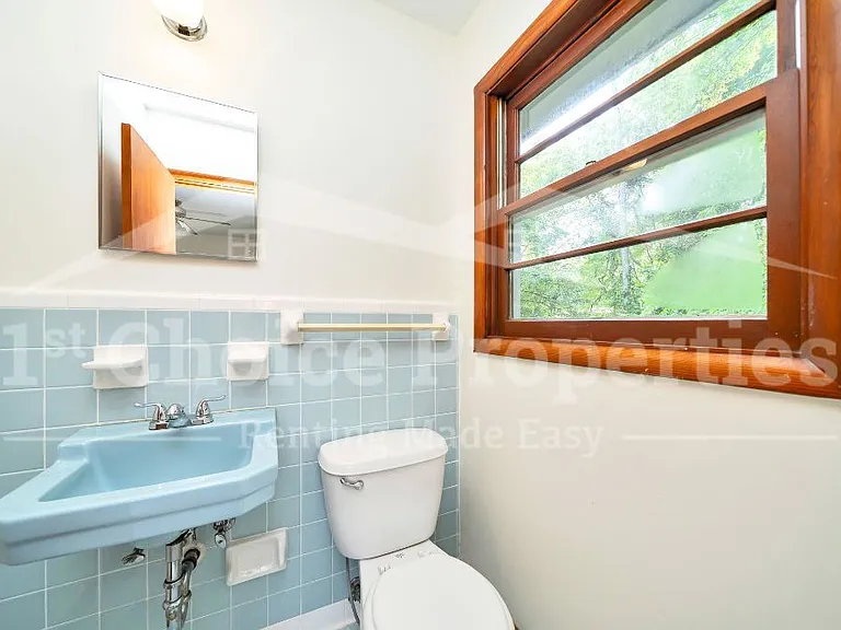 1321 Hatfield Ln — Photo 12