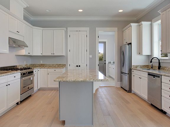 3rd image of 7015 Bellaire Dr
