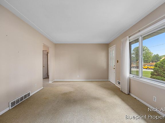 4th image of 641 Lincoln Lawns Dr NW