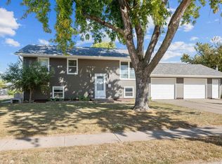 1712 Middle Rd, Camanche, IA 52730