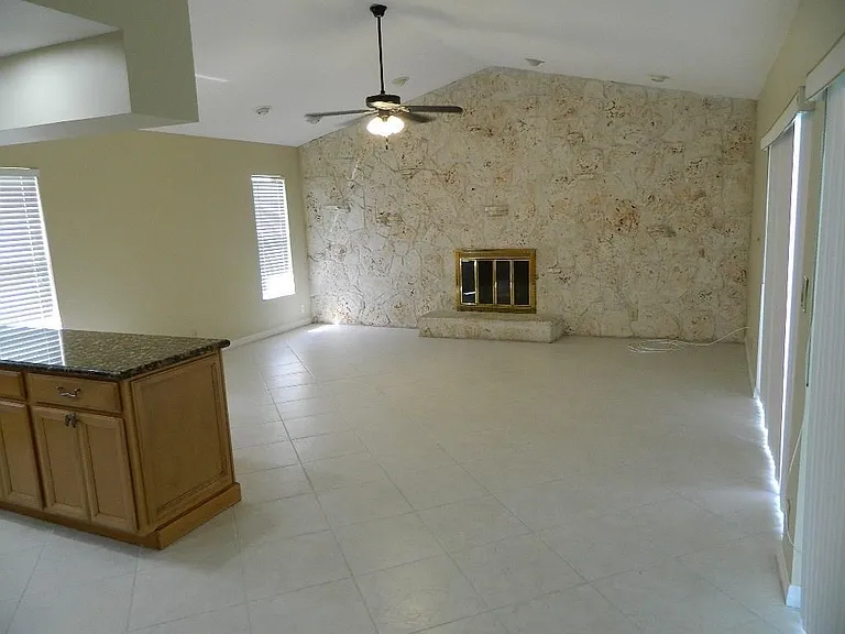 4002 NW 73rd Ave — Photo 8