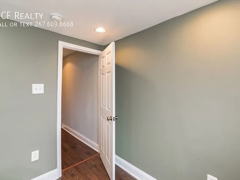 2033 Sigel St — Photo 7