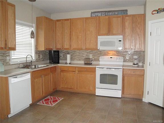 3rd image of 6098 Woodford Dr