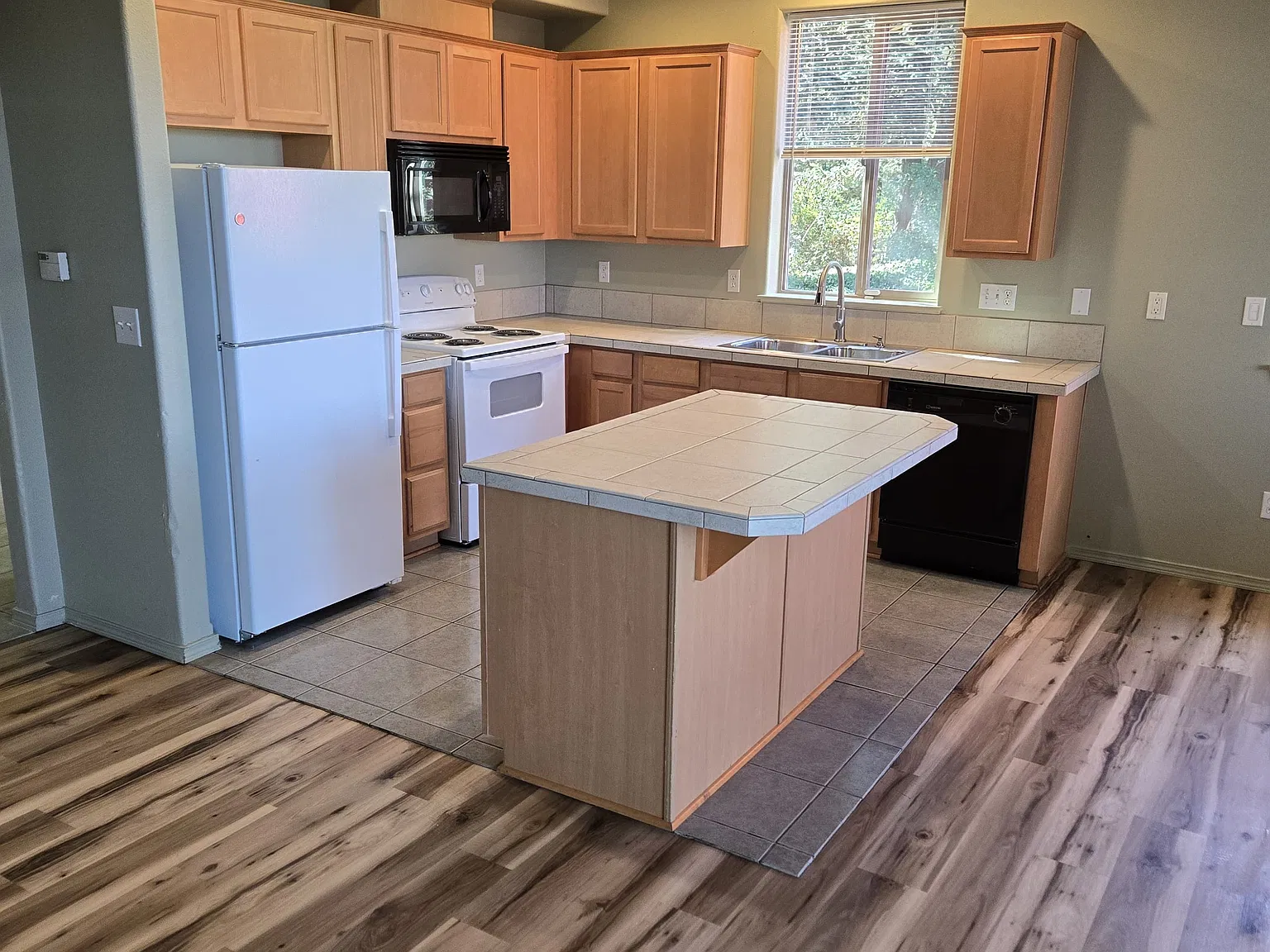 3 bed, 2.5 bath, 1563 sqft, $2,699 — Photo 3