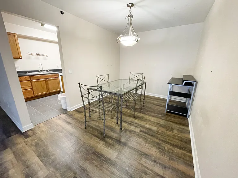 425 Cambout St — Photo 4