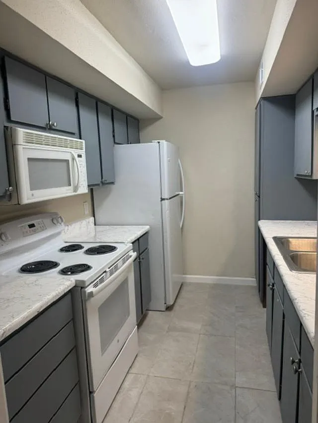 2 bed, 1.5 bath, 855 sqft, $1,075 — Photo 3