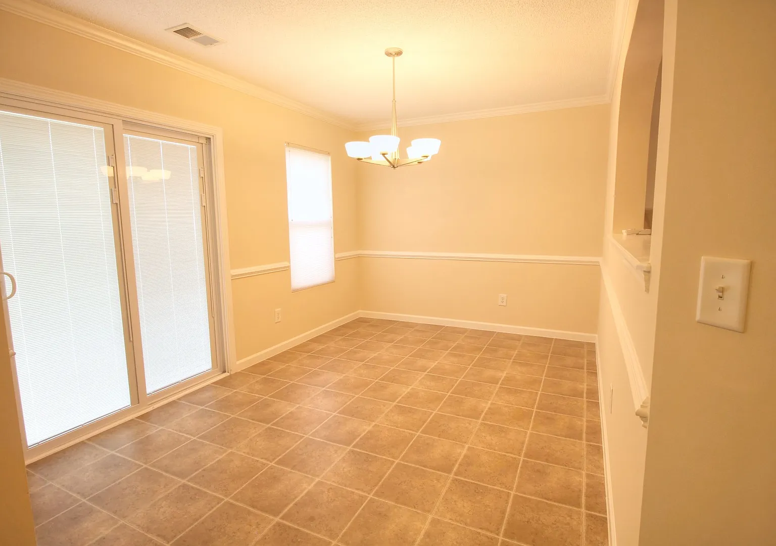Spacious, Beautiful 3 BR, 2.5 bath with fenced in yard! — Photo 3