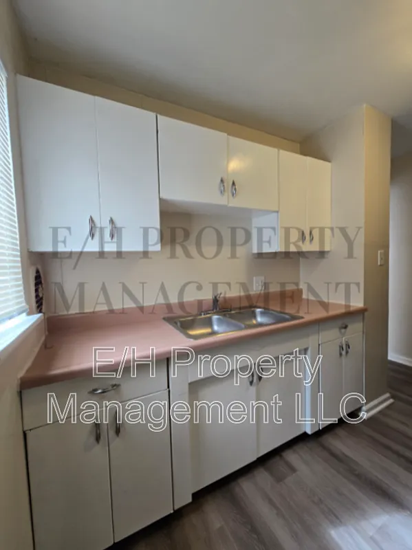 2 bed, 1.0 bath, 719 sqft, $695 — Photo 2