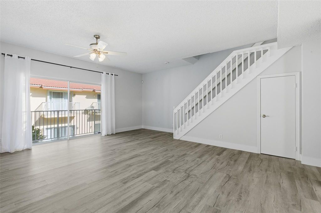 2381 NE 14th Street Causeway #206, photo 2