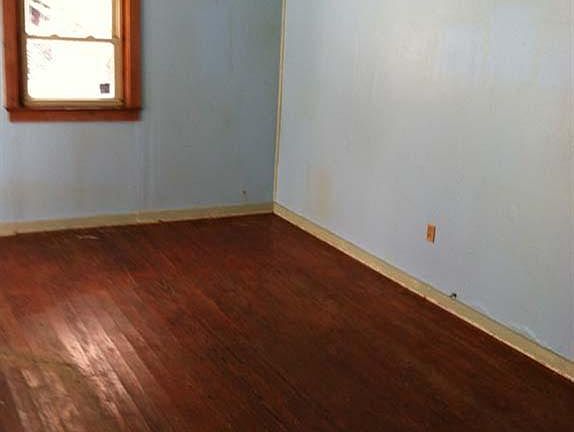 4th image of 1007 Broadway St E