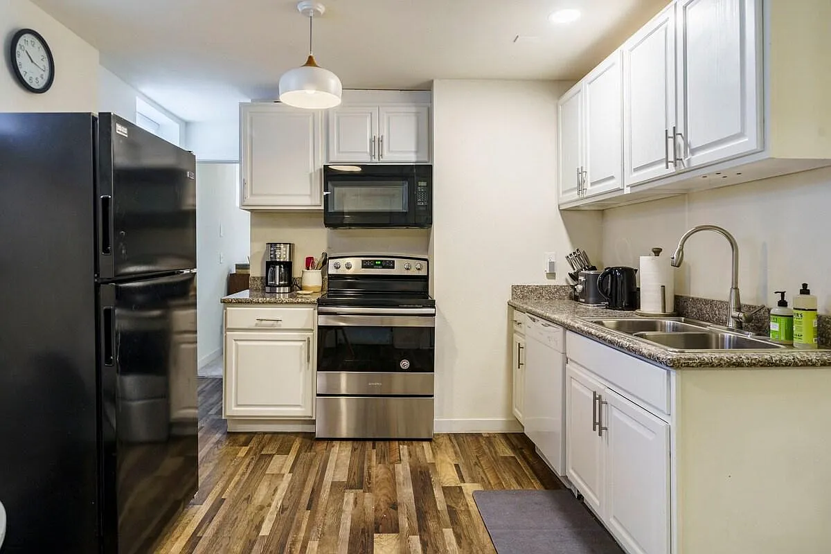 5506 NE Hoyt St — Photo 2