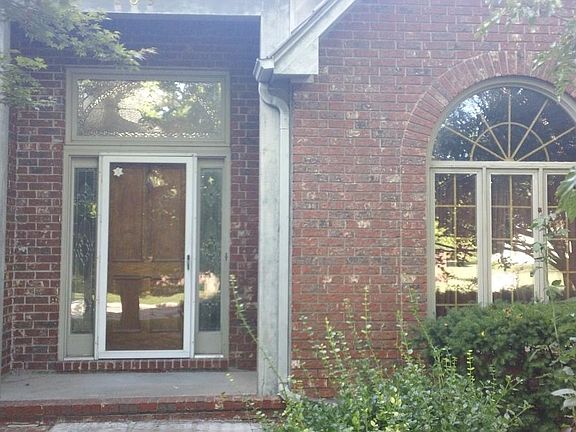 2nd image of 909 N Cypress Dr