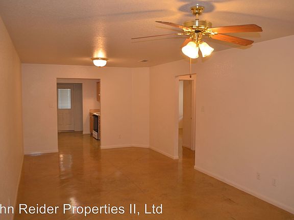 3rd image of 931 Maplewood St Unit A
