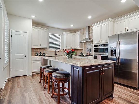 3rd image of 213 Coachsmith St