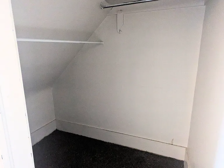 Room B Closet