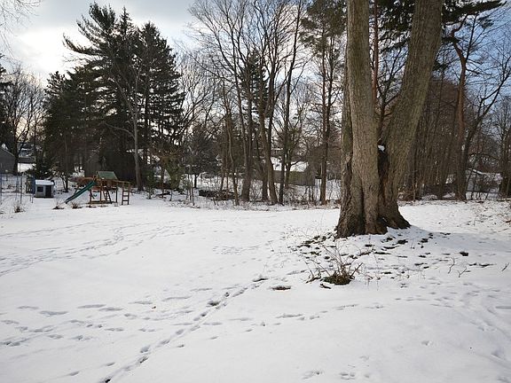 5th image of 141 Pine St