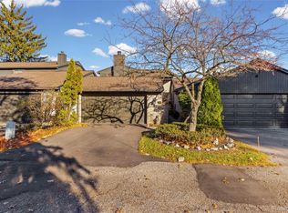 4261 Wabeek Lake Dr S, Bloomfield Hills, MI 48302