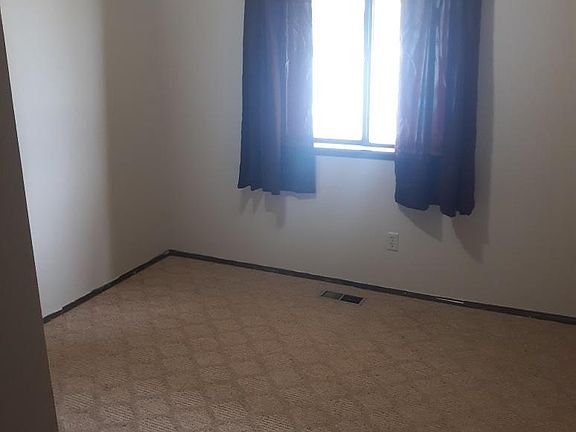 3rd image of 402 Summit Dr