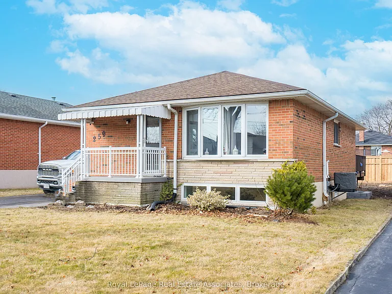 259 Fernwood Cres — Photo 1
