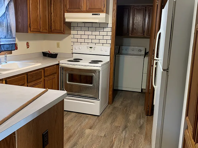 8710 S 11th Ave — Photo 3