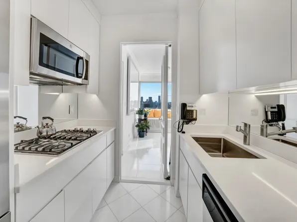 200 East 69th Street image 5 of 16