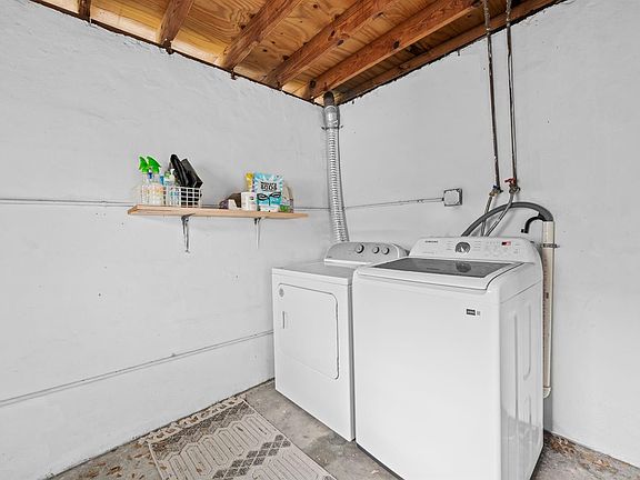 3rd image of 411 SW 18th St #2