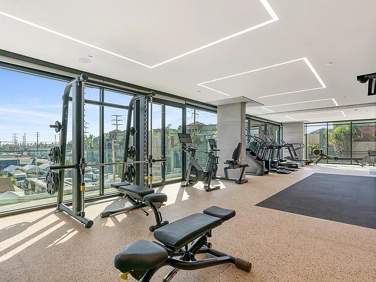 Venue Residences — Photo 23