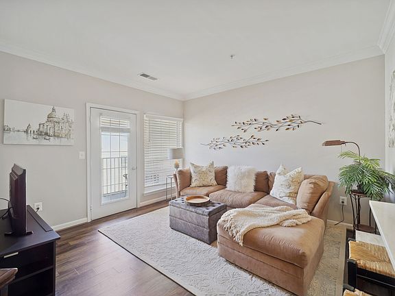 3rd image of 4862 Eisenhower Ave Unit 374
