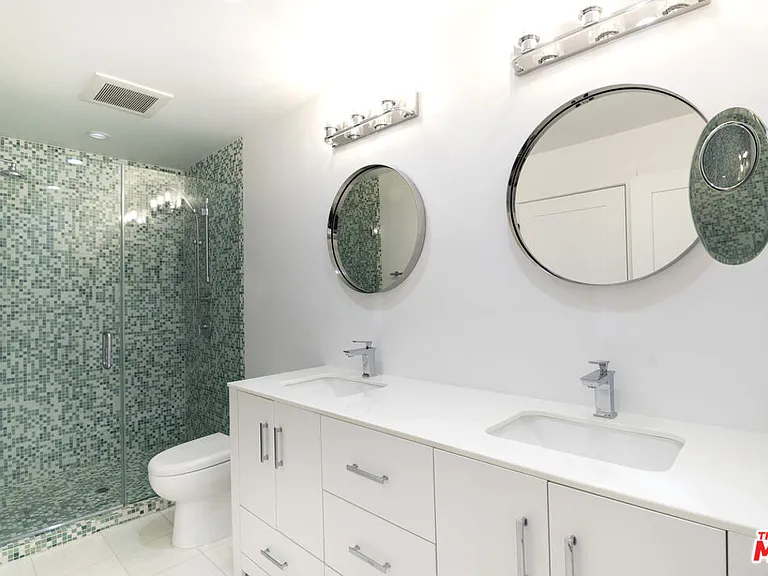 824 Westmount Dr #2 — Photo 15