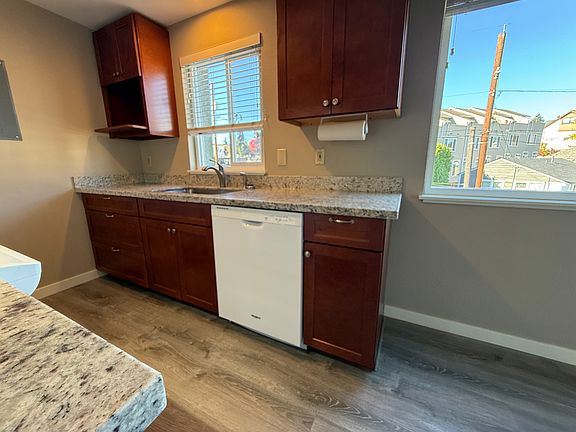 4th image of 900 N 73rd St