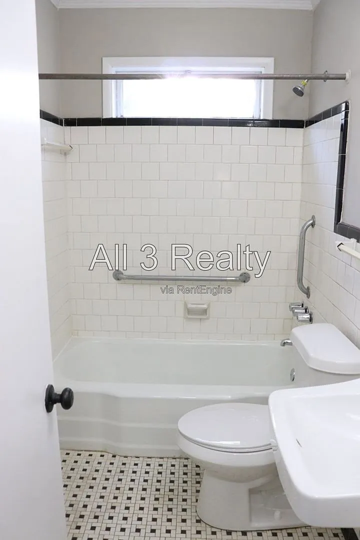 3 bed, 1.0 bath, 1222 sqft, $1,095 — Photo 3