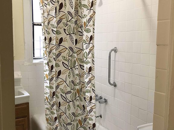 5th image of 9117 172nd St APT 1D