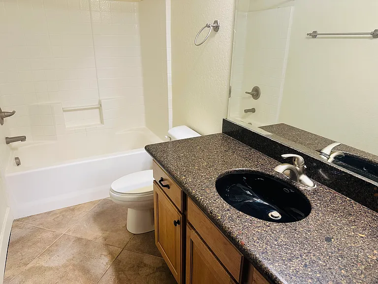 930 E Sterling Ln — Photo 20