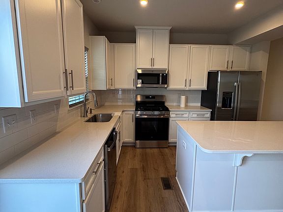 4th image of 1136 Olivia Dr N