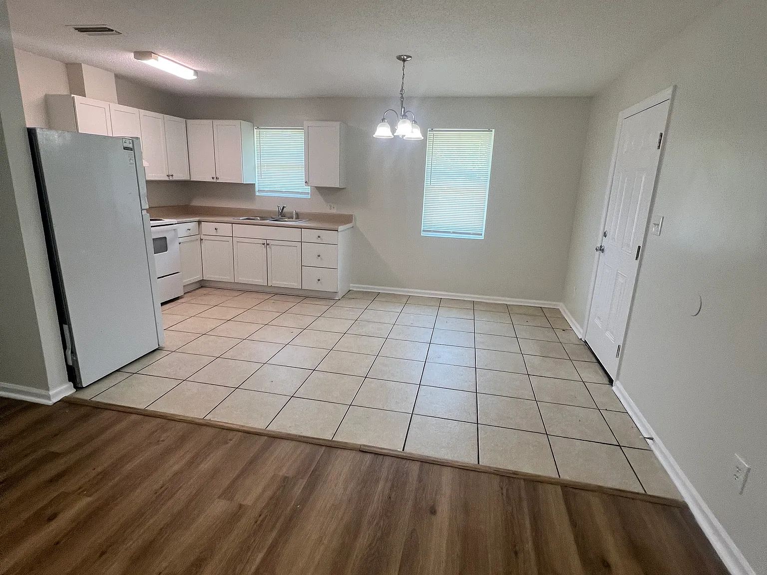 3 bed, 912 sqft, $1,295 — Photo 2