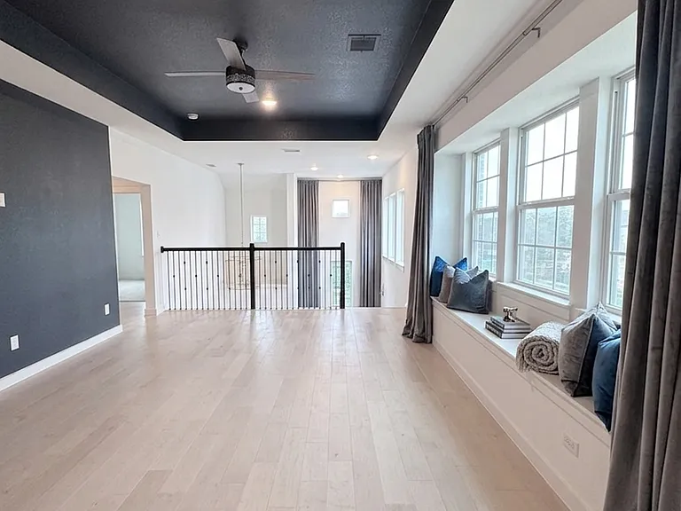 1010 Kennedy Dr — Photo 8