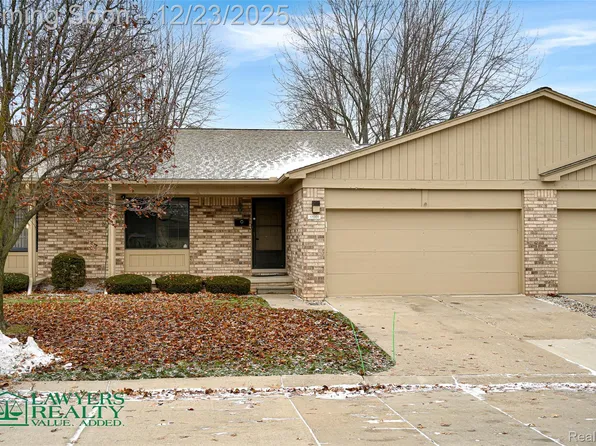 17001 Kari Ct, Clinton Township, MI 48038