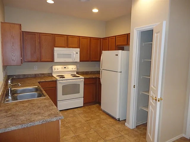 3 bed, 2.5 bath, 1550 sqft, $2,185 — Photo 3