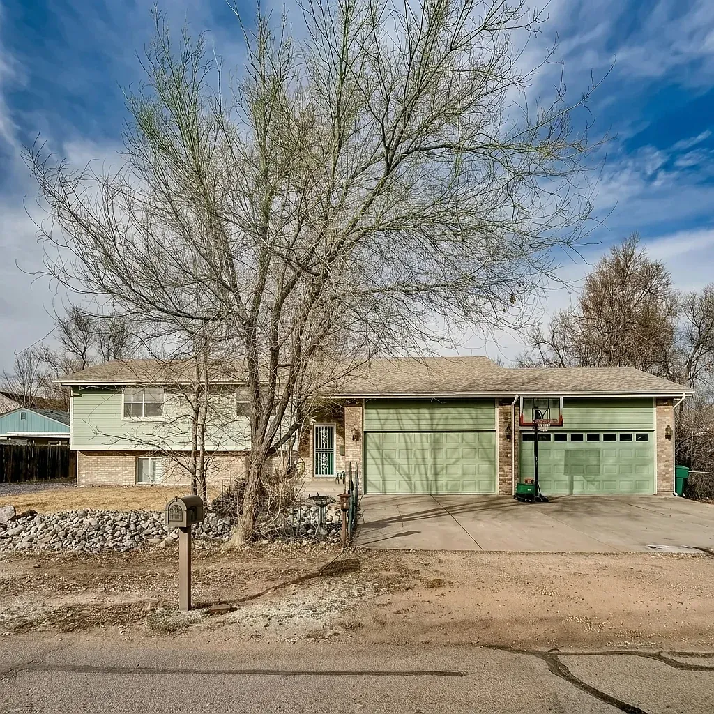 6 bed, 2738 sqft, $770 — Photo 1