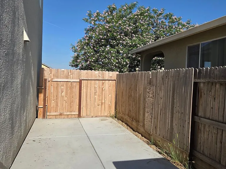 1443 Greenbrier Dr — Photo 31