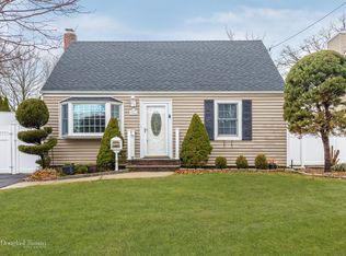 926 Grant Pl, Bellmore, NY 11710