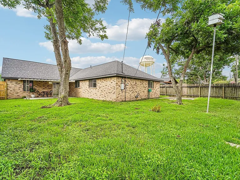 2801 Coy Dr — Photo 37