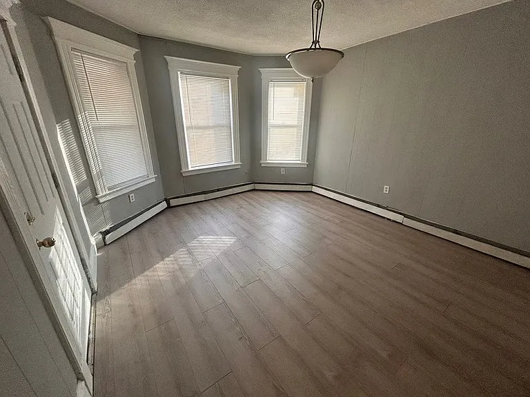 314-316 Capen St #2 — Photo 4