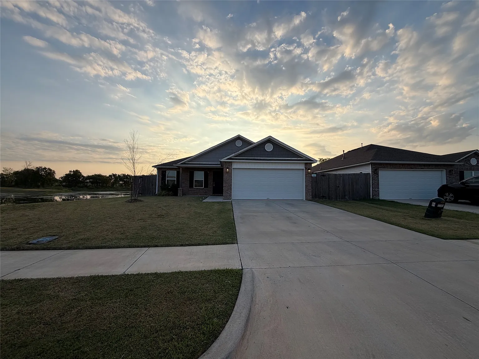3 bed, 2.0 bath, 1355 sqft, $2,000 — Photo 2