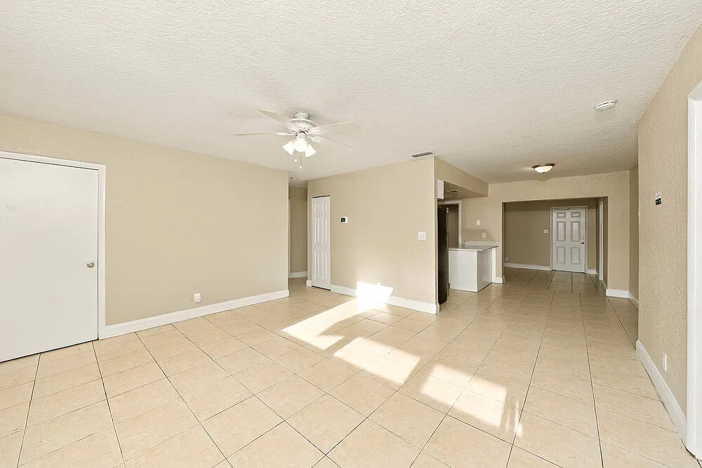 5 bed, 2.0 bath, 1571 sqft, $3,115 — Photo 4